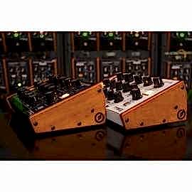 Moog Minitaur analog synthesizer modeli için tasarlanmış ahşap yan panel kiti